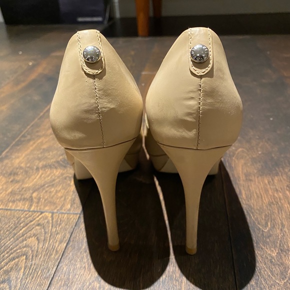 Micheal Kors platform beige pumps size 7, gently used - Picture 3 of 5